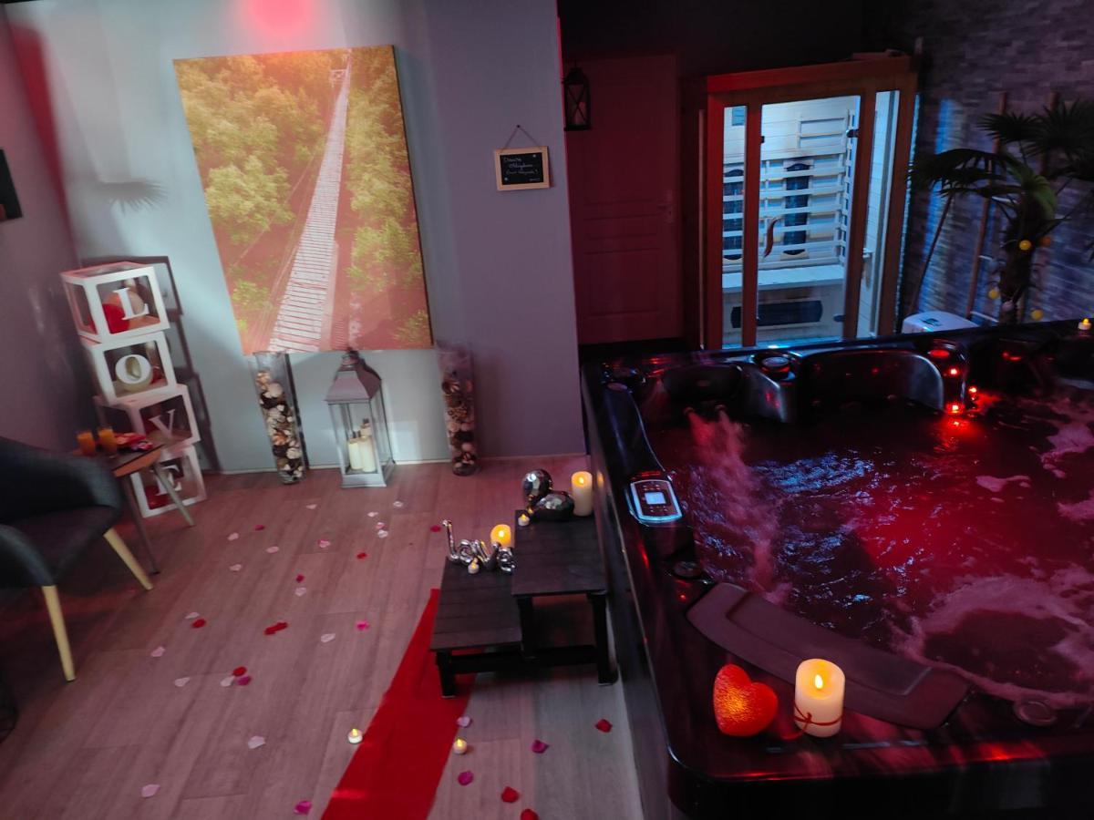 Logement Privatif Avec Jacuzzi Apartment Bergues Bagian luar foto